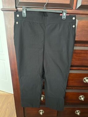 Rafaella Black Capri  Sz 14 Side Button Accent Pull On Stretch NWT